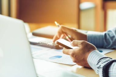 Hisse senedi m hakkında akıllı telefon üzerinde verileri hakkında bilgi arıyorum Busnessman