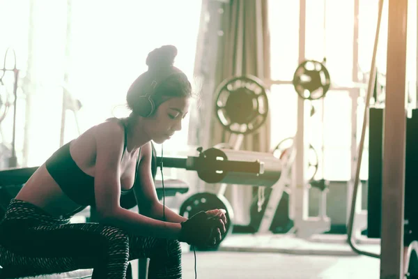체육관에 앉아 아시아 여자 클럽 하 고 편안한 음악을 들을 — 스톡 사진