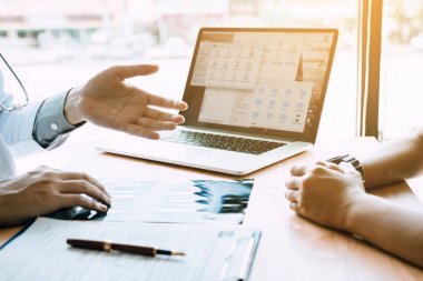 Hasta önümüzdeki klinik Danışmanı sorun sağlık hakkında