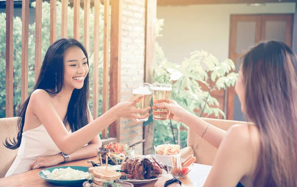Zwei asiatische Frau schöne Mädchen Treffen in Restaurant Toasten ein — Stockfoto