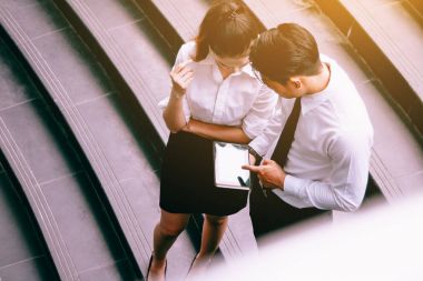 Dijital tablet tutarak ve s ile ekranda gösteren işadamı