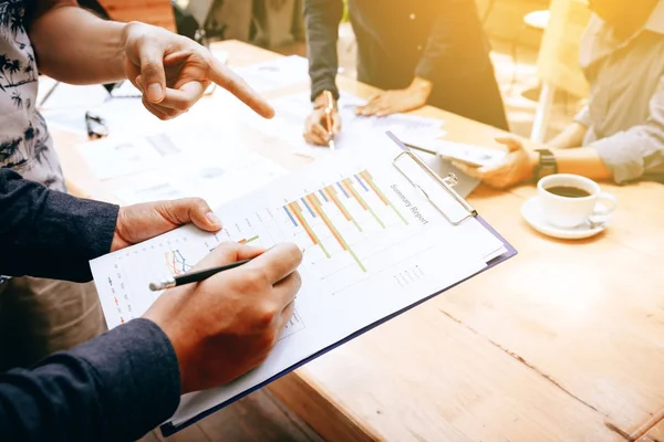 Kalem tutan ve evrak rapor WHI işaret eden genç Asyalı adam