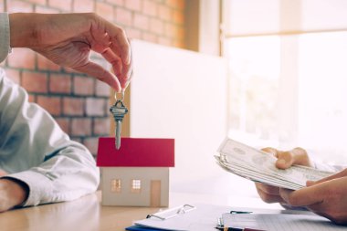 Satıcı ev Broker sağlamak anahtar yeni ev sahibi ve alıcılar g