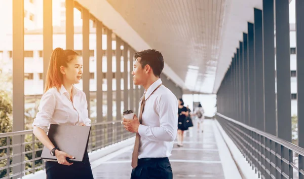 Young asian business people are discussing business strategy in — Stock Photo, Image