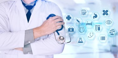 Ayakta ve bir h çalışma stetoskop tutarak emin doktor