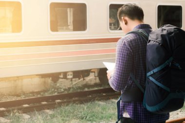 Asya backpacker tren istasyonunda Tablet kullanma.