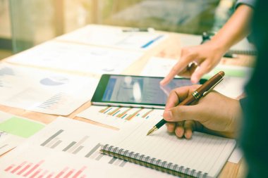İki işadamları ile veri şey dijital tablet ile çalışma