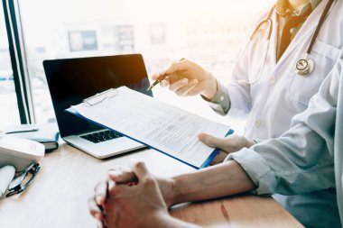 Doktor klinikte kıdemli bir hastayla konuşuyor..