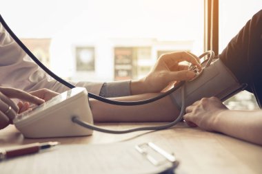 Doktor stetoskop alın hastanın kol ve öncesi mekândaki kullanarak