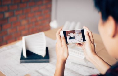 Bir architectu bir fotoğraf çekici smartphone tutan adam mimar