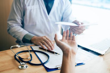 Erkek Doktor hastaya reçete teslim.