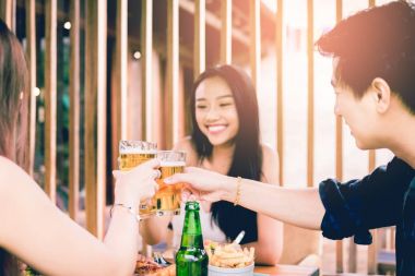 Bira Restoran mutlu saatler tezahürat ve gülerek Asyalılar