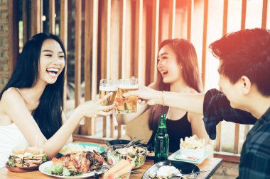 Asya gençler eğleniyor arıyla tezahürat ile içme