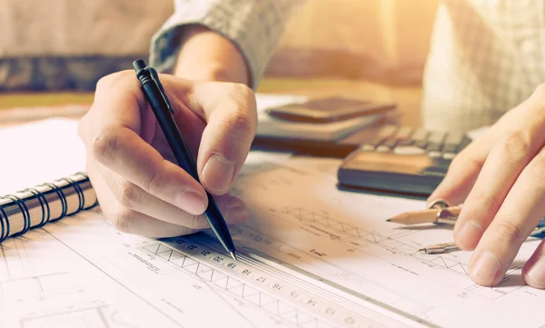 İç mimar veya mimar planları gözden geçirilmesi ve holding 