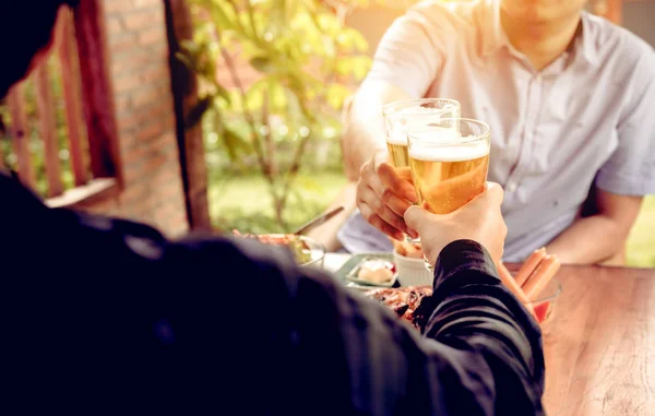 Feierabend mit zwei asiatischen Mann beim Bier trinken. — Stockfoto