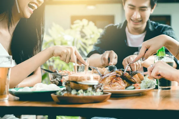 Asiatiska vänner njuter äta Turkiet på restaurang. — Stockfoto