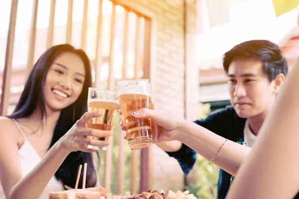 Gruppe junger Freunde trinkt nach Feierabend Bier im Restaurant. — Stockfoto
