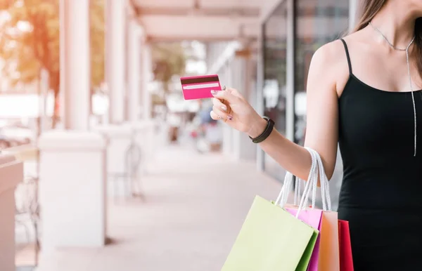 Asiatico donna holding carta di credito a il shopping centro commerciale . — Foto Stock