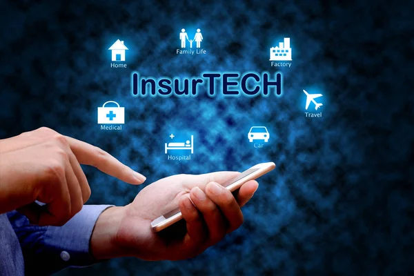 Concepto de tecnología de seguros (Insurtech), mano humana usando smart —  Fotos de Stock