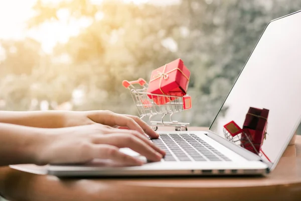 Online winkelen concept met vrouw hand computertoetsenbord typen — Stockfoto