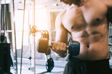 Kas Oluşturucu Asya adam dumbbe kaldırma ile onun beden eğitimi