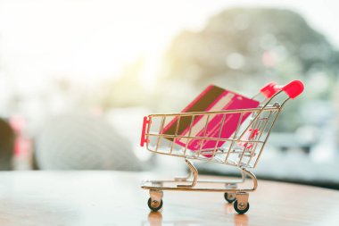 Kredi kartı arabası alışveriş online kavramı ile masa üzerinde.
