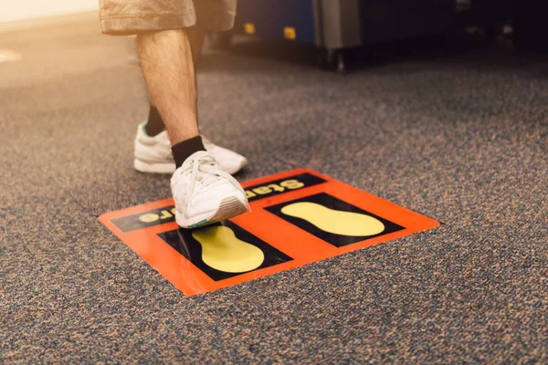 Asya adam yürüyor ve stop Havaalanı'nda güvenlik onay sembolü.