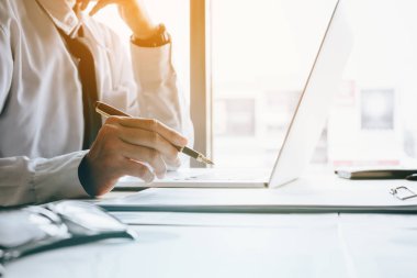 Stres işadamı Özet r işaret kalemi tutan oda ofis