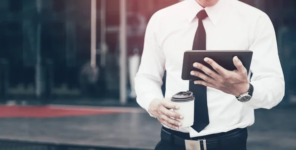 Jonge Zelfverzekerde man econoom holding digitale tablet lezen van ema — Stockfoto