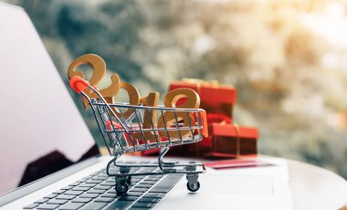 Mutlu yeni yıl 2018 kavramı ile alışveriş.