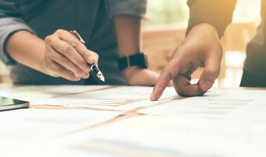 Grup start-up analiz için masa üzerinde kağıt grafiği veri yakın çekim 