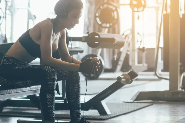 Saudável mulher asiática relaxante e exercício com ouvir música afte — Fotografia de Stock