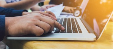 Eller klavye laptop yazarak kapatın.