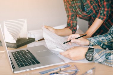 İki mühendislik dostum oda ofis çalışma ve tartışmaya başlayalım