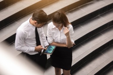 Dijital tablet tutarak ve s ile ekranda gösteren işadamı