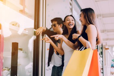 Birlikte vakit ve pencere duran Asya arkadaşlar.