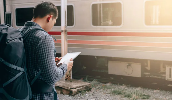 Mochila de homem asiático para viagens e usando tablet procurando mapa loc — Fotografia de Stock