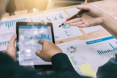 İş insanlar analizi ile grafik dijital tablet vasıl odanın üzerinde