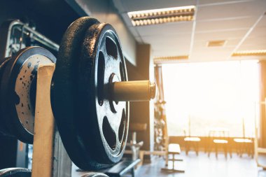 Halter halter kulübü merkezi fitness egzersiz üzerinde.