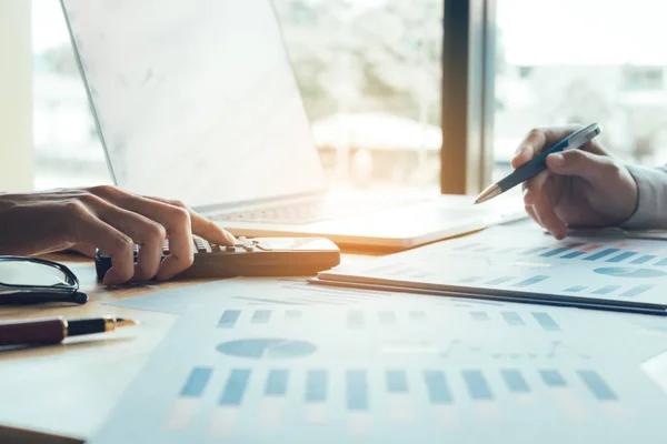 Gente de negocios trabajando juntos y análisis resumen informe cha — Foto de Stock