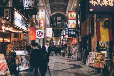 Osaka, Japonya - 17 Ocak 2018: İnsanlar Hankyu Hig alışveriş