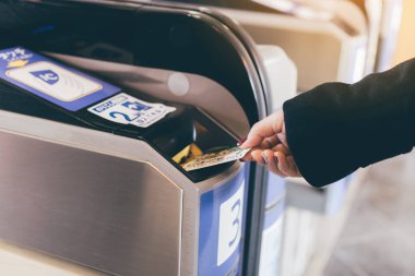 Osaka, Japonya - 18 Ocak 2018: Kadın el Kansai t ekleme