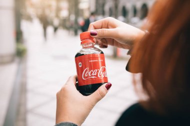 Kyoto; Japonya - 18 Ocak; 2018: kadın el açmak bir Coca Cola bo