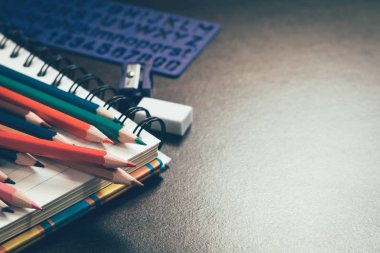 Renk kalem öğrenci tablo ve defter ile eğitim concep