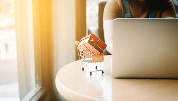 Winkelen online concept met een vrouw met behulp van laptop om te winkelen onl — Stockfoto