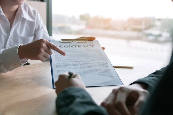 Vendas apontando em papel contratual para o cliente com guia para s — Fotografia de Stock