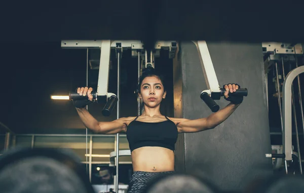 Silné asijské ženy sportovní cvičení gym club. — Stock fotografie