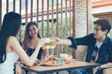 Asya gençler eğleniyor arıyla tezahürat ile içme