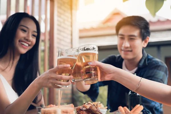 Primer plano de vaso de cerveza con gente asiática bebiendo cerveza en restau — Foto de Stock
