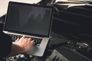 Araba tamir teknisyenleri motor va ölçmek için dizüstü bilgisayarları kullanın